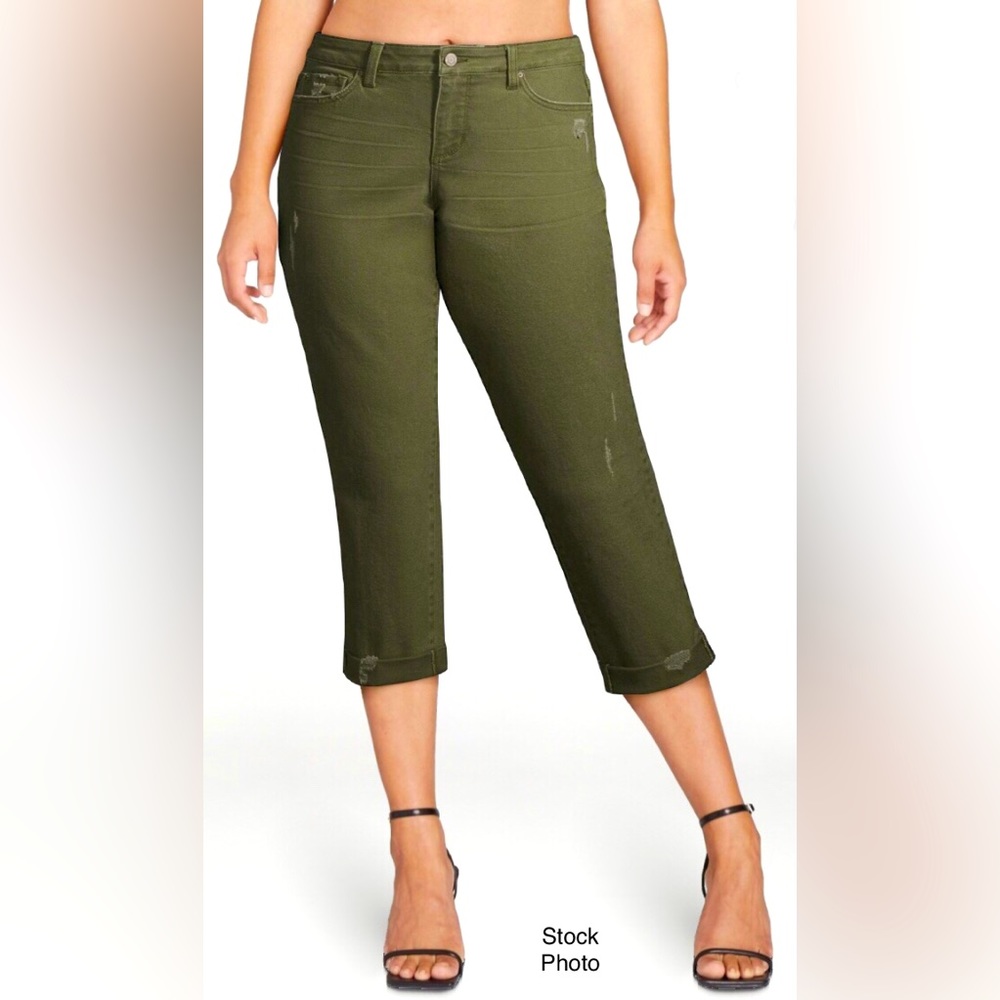 NWT Relaxed Fit Distressed Cuffed Olive Green Capris (10)